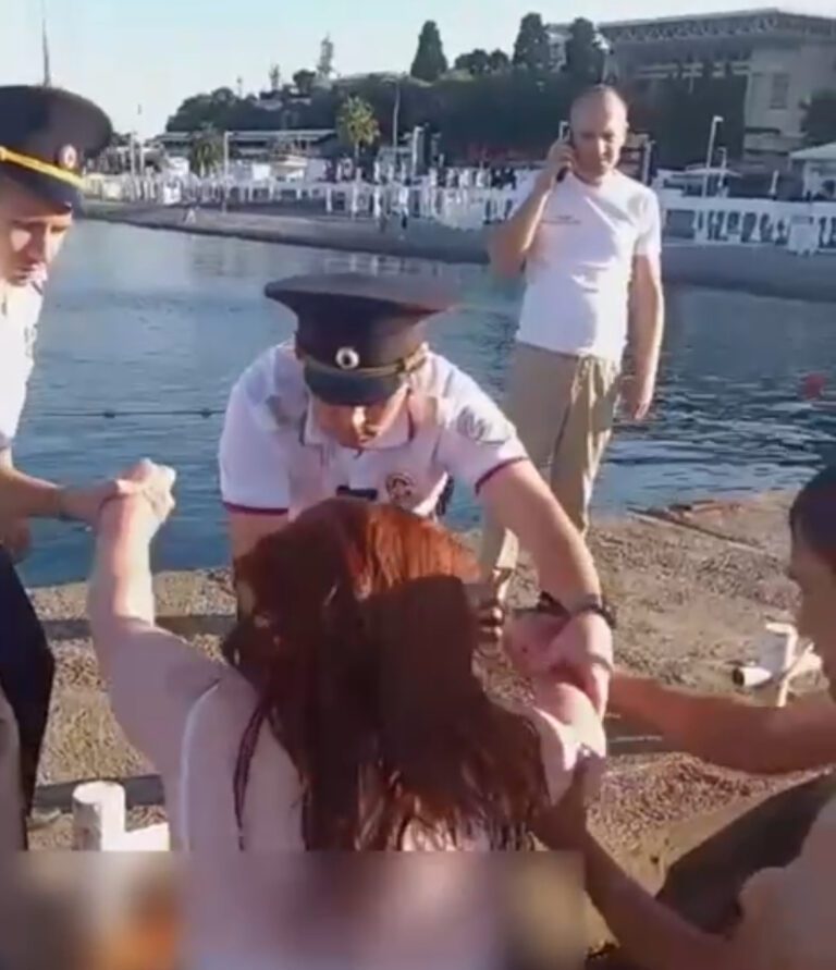 В Сочи спасатели эвакуировали из моря уснувшую туристку